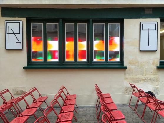 1.Nø School Nevers, installation led de Karl Klomp sur les vitres de Ravisius Textor lors de la conférence de Karl Klomp, LoVid et Nicolas Nova, juillet 2019