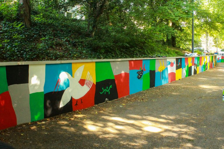 Lou Amoros Augustin, fresque participative avec une classe de maternelle lors du festival Bien Urbain, Besançon, peinture acrylique